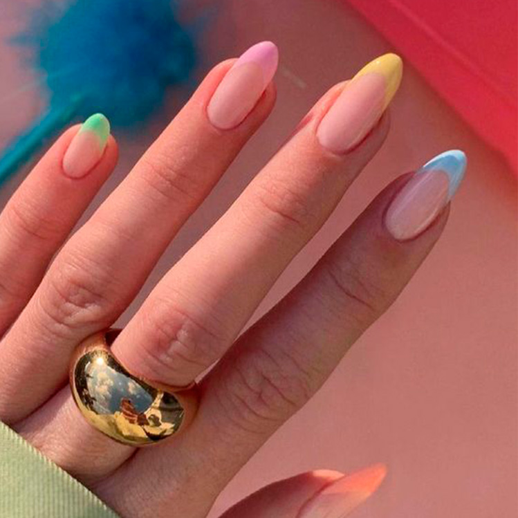 10 diseños de uñas estilo francés de colores que están de moda