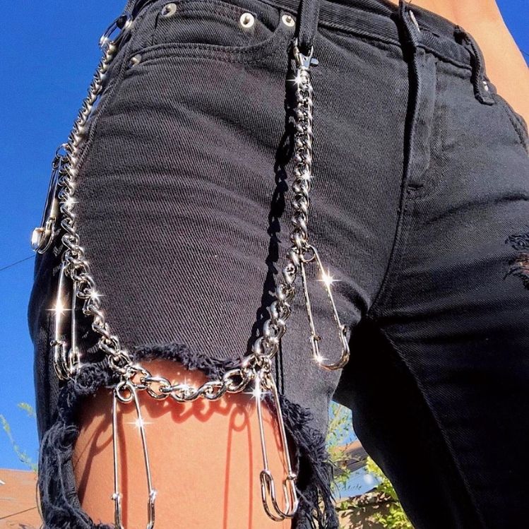 10 sencillos accesorios con cadenas para elevar tus outfits