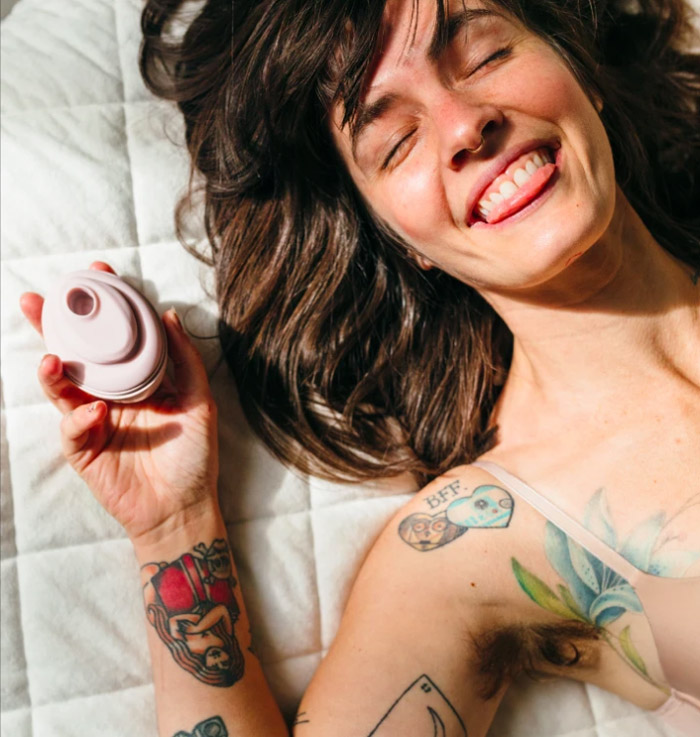 Lora DiCarlo baci masajeador de clitoris robótico con modelo
