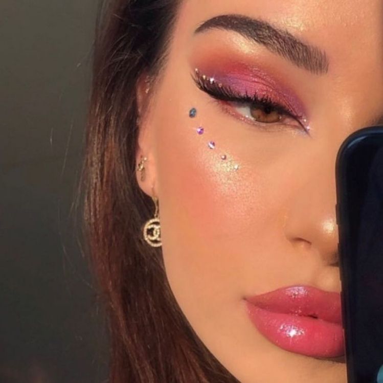 10 maquillajes con glitter que puedes hacer fácilmente este 2021