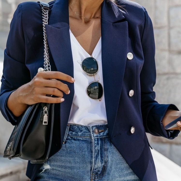 10 outfits con blazer azul marino para sentirte confiada en la oficina