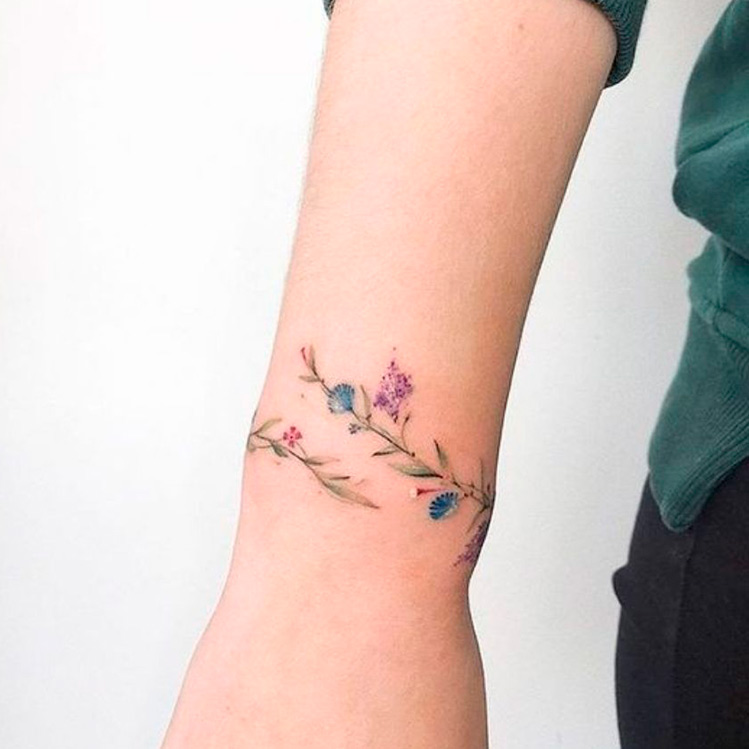 10 tatuajes delicados de pulsera que no puedes dejar pasar