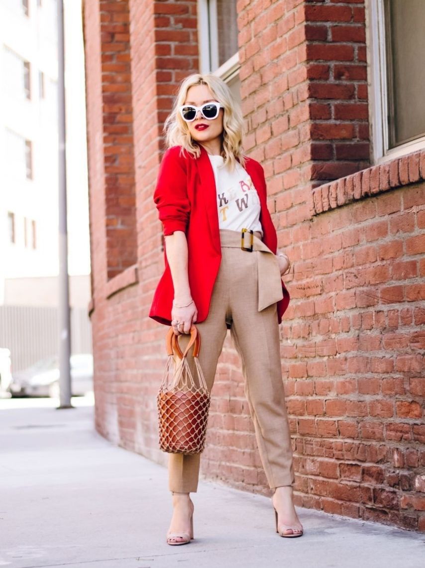 con blazer rojo para sentirte empoderada en la oficina