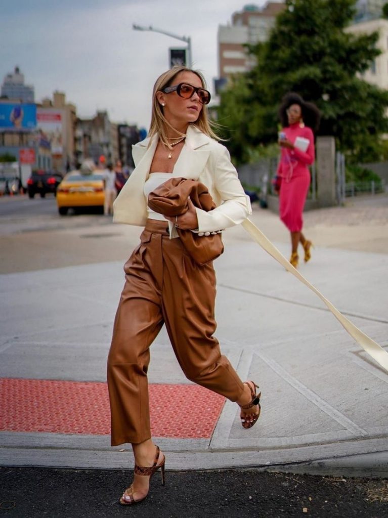 Outfit elegante con café