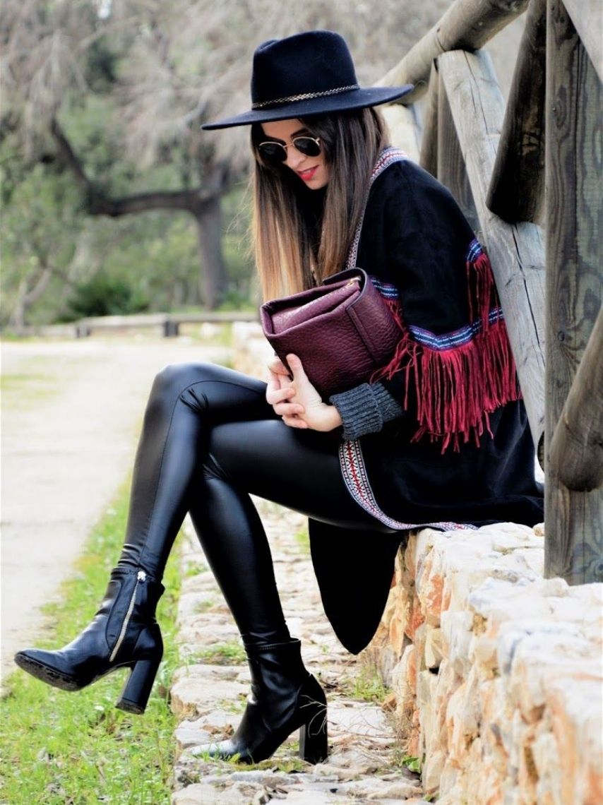 10-outfits-con-sombrero-negro-perfectos-para-otono-1-min