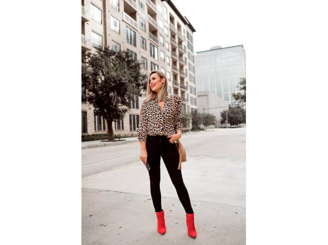 10 outfits con botas rojas llenas de estilo para intentar en otoño