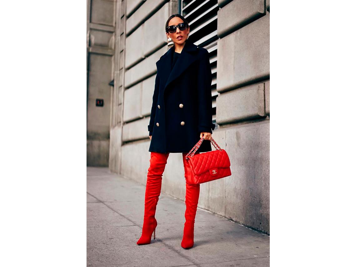 10 outfits con botas rojas llenas de estilo para intentar en otoño