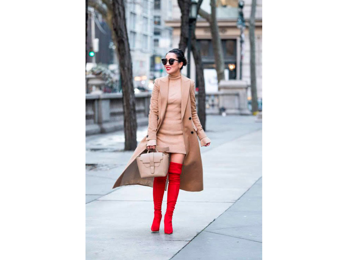 10 outfits con botas rojas llenas de estilo para intentar en otoño