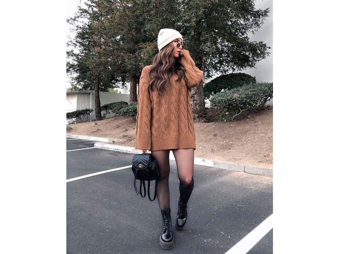 10 outfits con medias negras para lucir en el otoño 2021