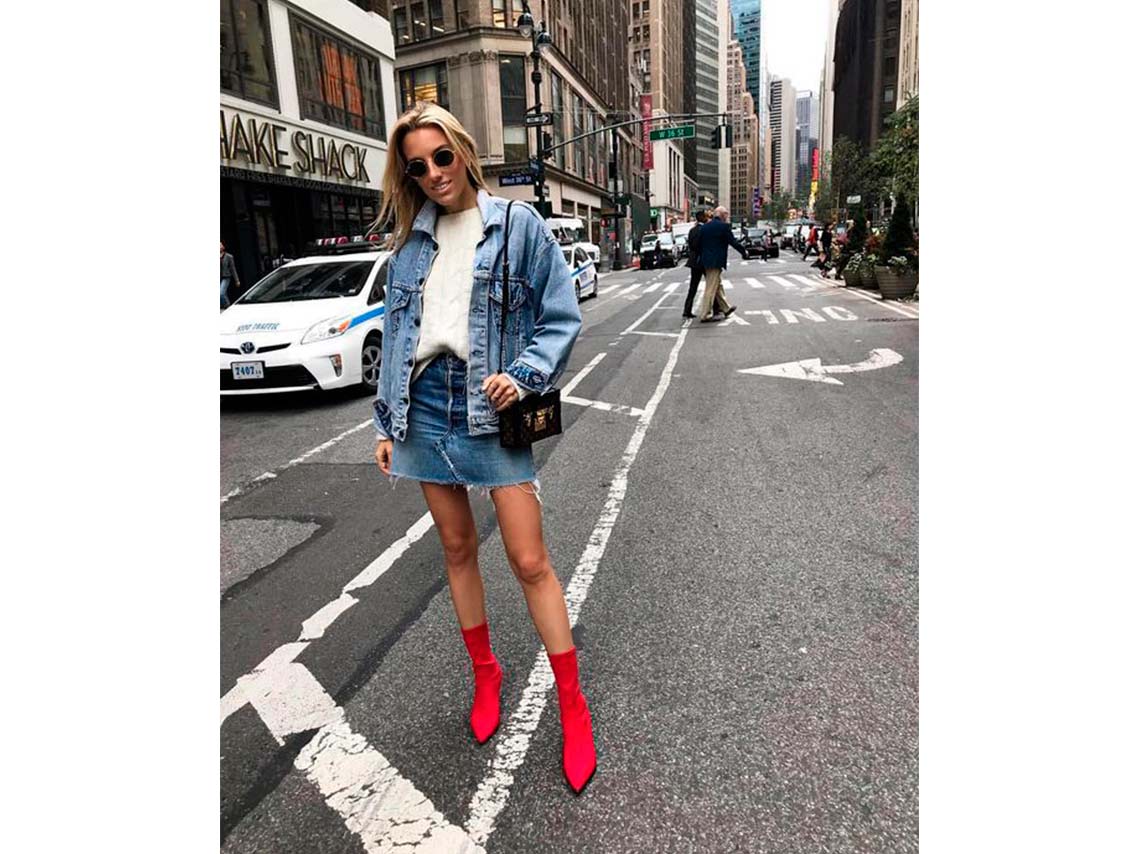 10 outfits con botas rojas llenas de estilo para intentar en otoño