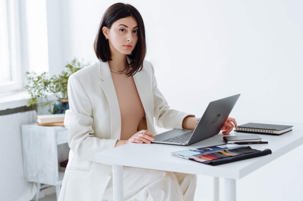 outfits con blazer blanco