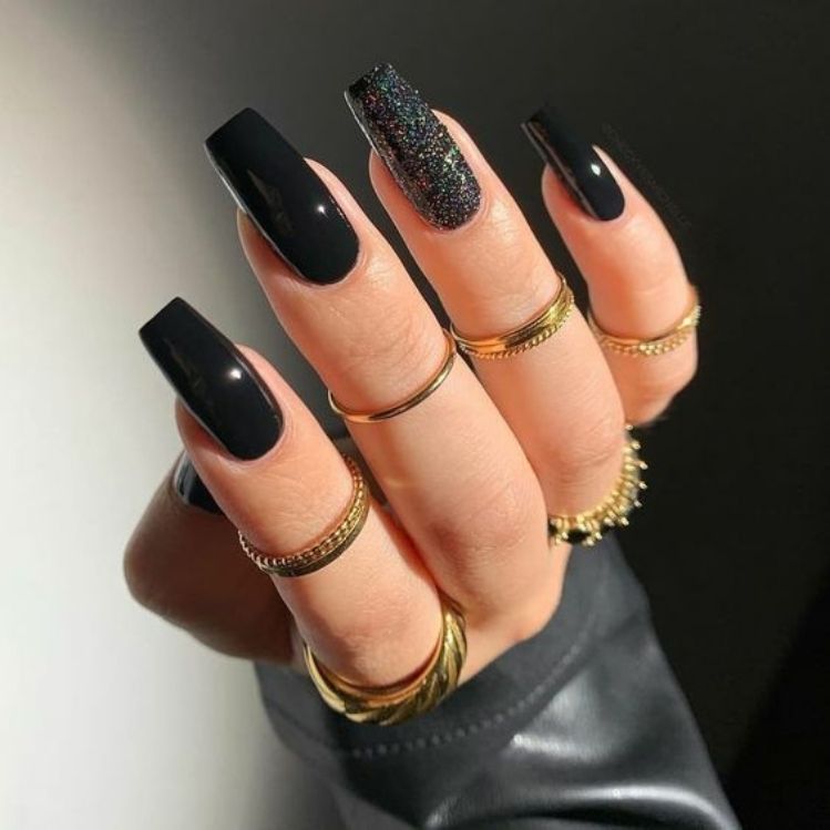 10 diseños de uñas largas en color negro que se ven elegantes