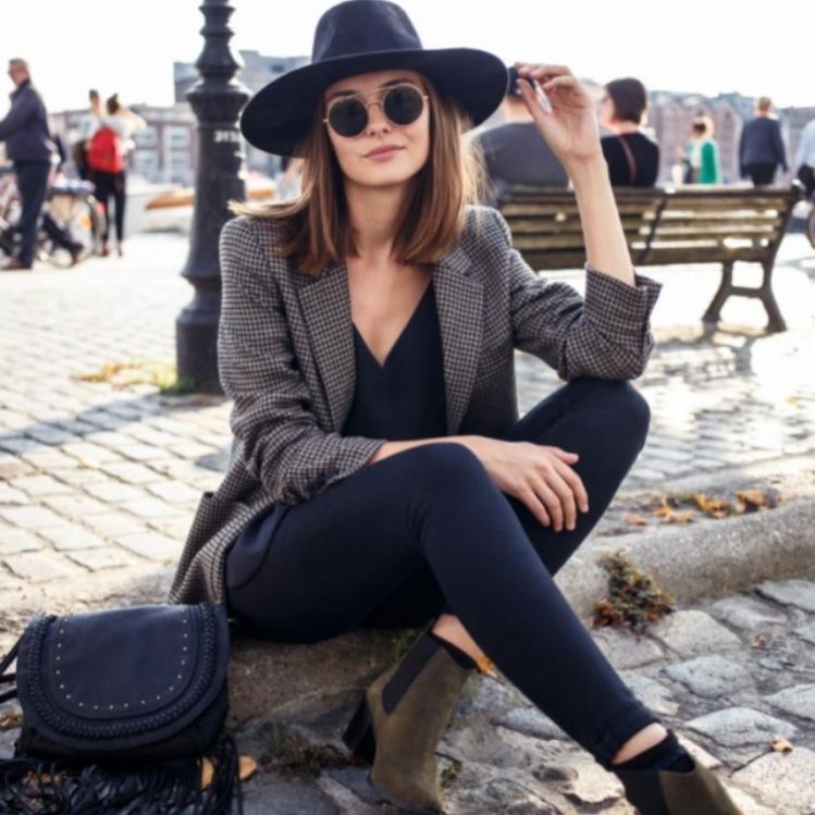 10 outfits con sombrero negro perfectos para otoño