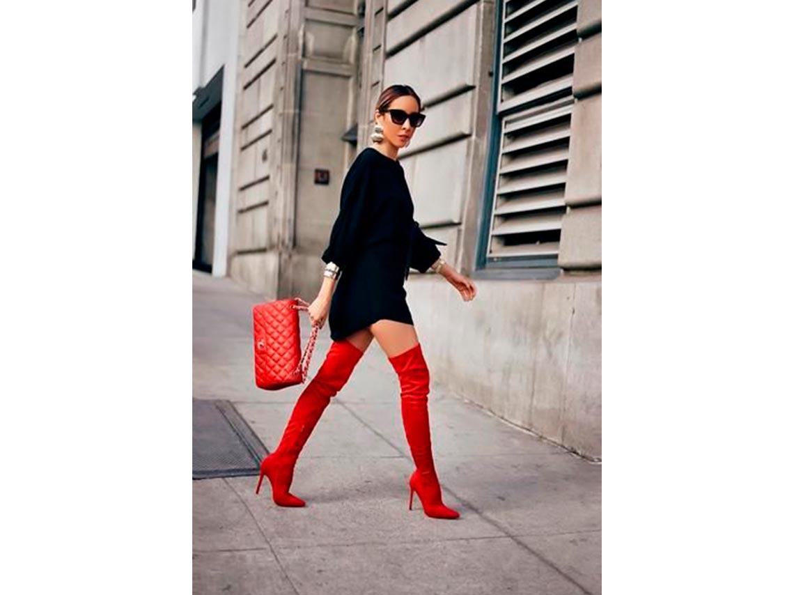 10 outfits con botas rojas llenas de estilo para intentar en otoño