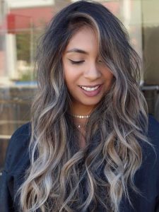 7-tintes-platinados-en-tendencia-que-le-van-perfectos-a-las-morenas