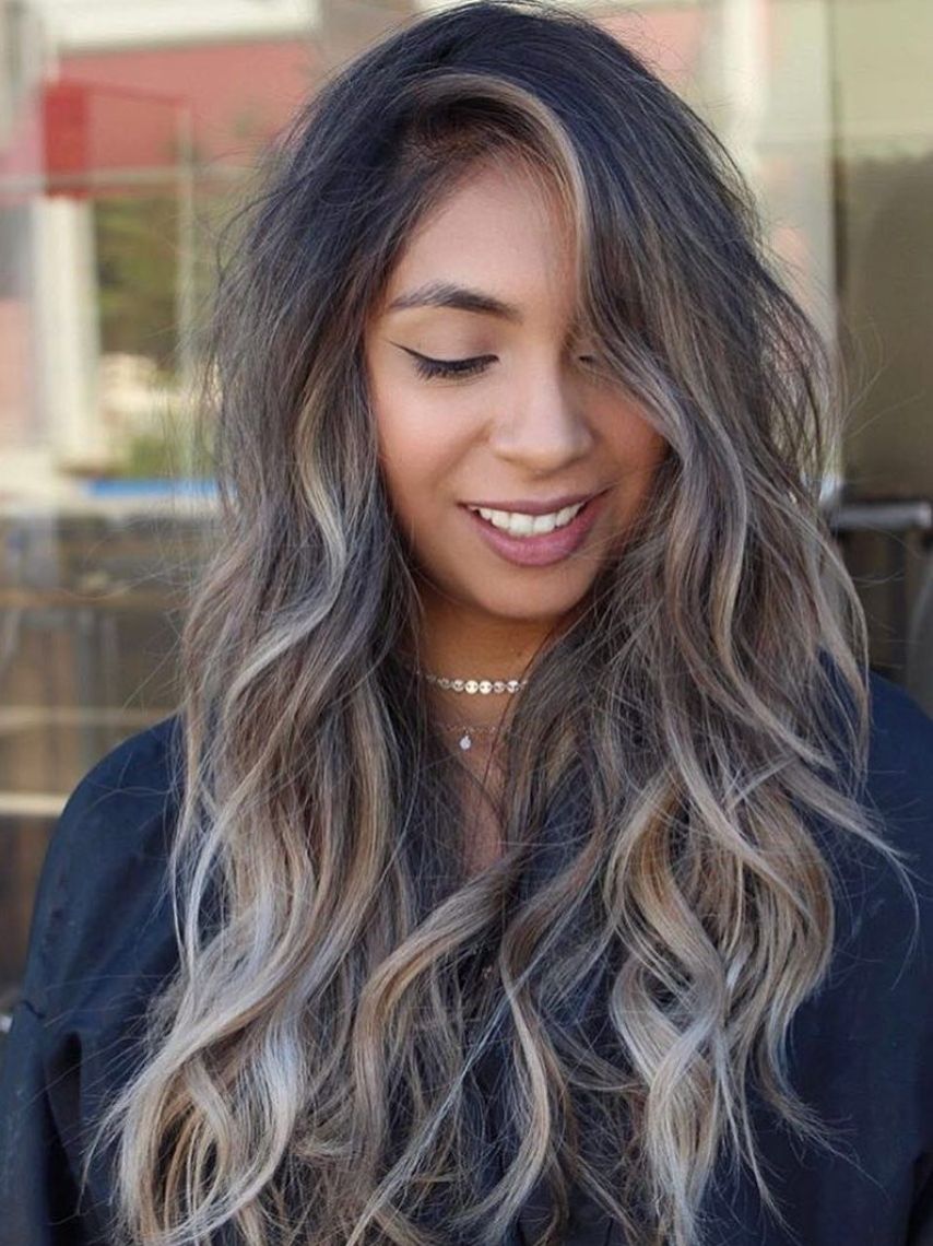 7-tintes-platinados-en-tendencia-que-le-van-perfectos-a-las-morenas