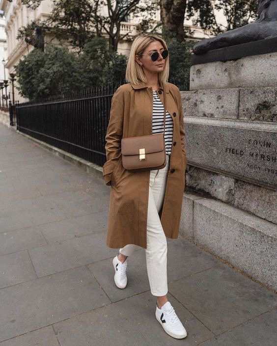 10 outfits elegantes con abrigos beige para regresar a la oficina 9