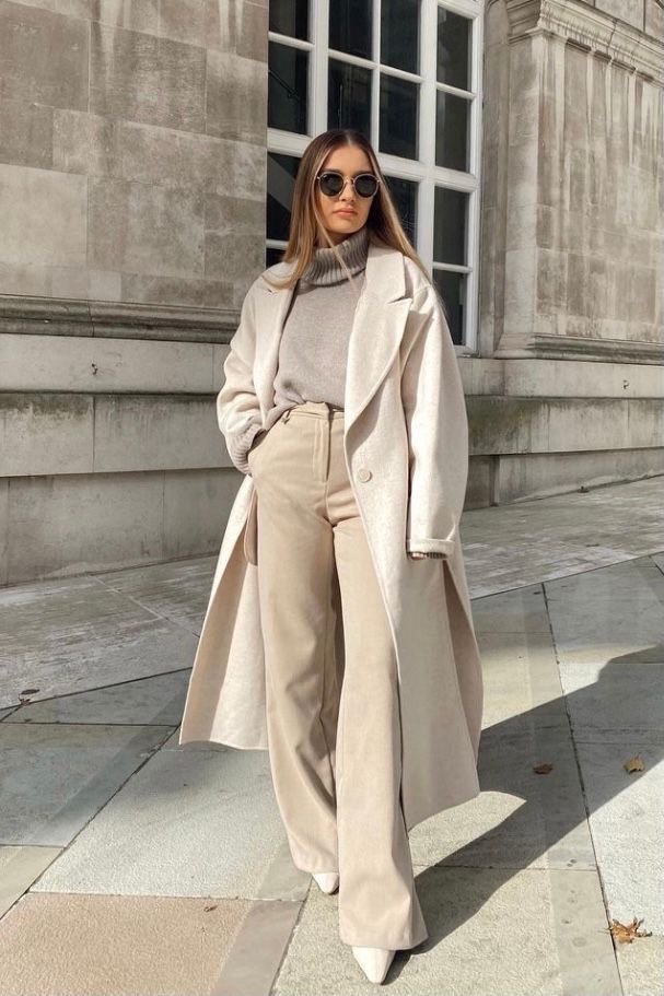 10 outfits elegantes con abrigos beige para regresar a la oficina 6
