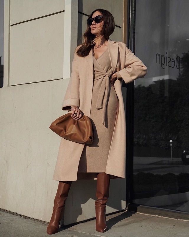 10 outfits elegantes con abrigos beige para regresar a la oficina 2