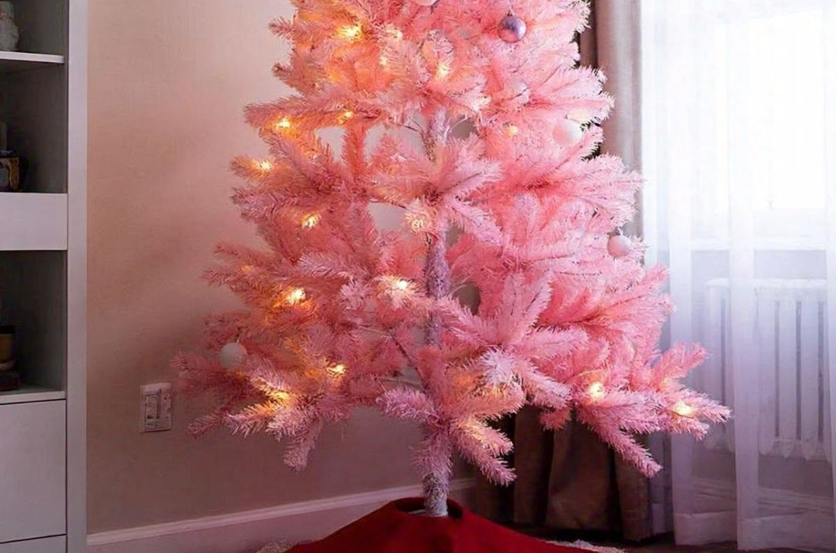 10 árboles de Navidad color rosa para que tu casa se vea elegante