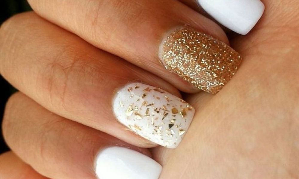 Diseños de uñas doradas con blanco