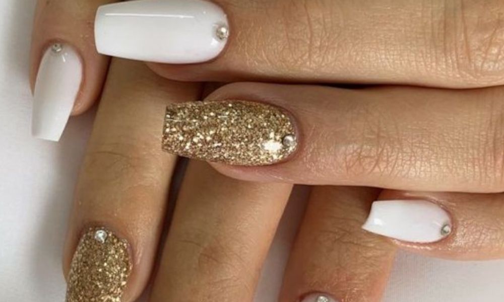 Diseños de uñas doradas con estampas