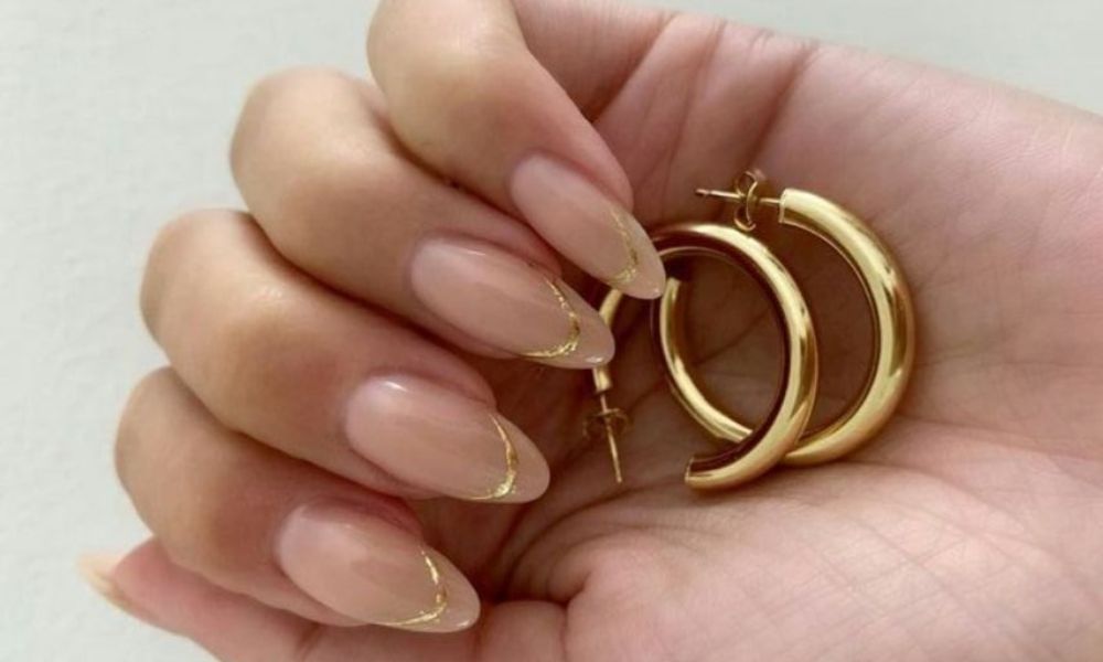 Diseños de uñas doradas con rayas