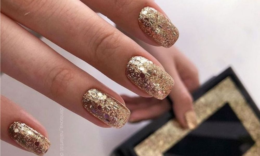 diseños de uñas doradas