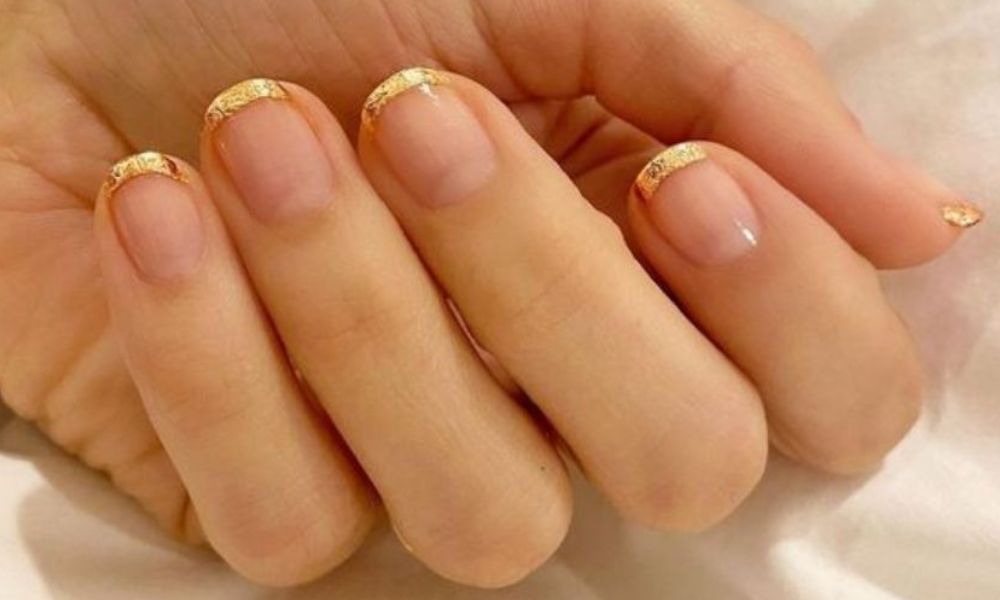 Manicura francesa dorada