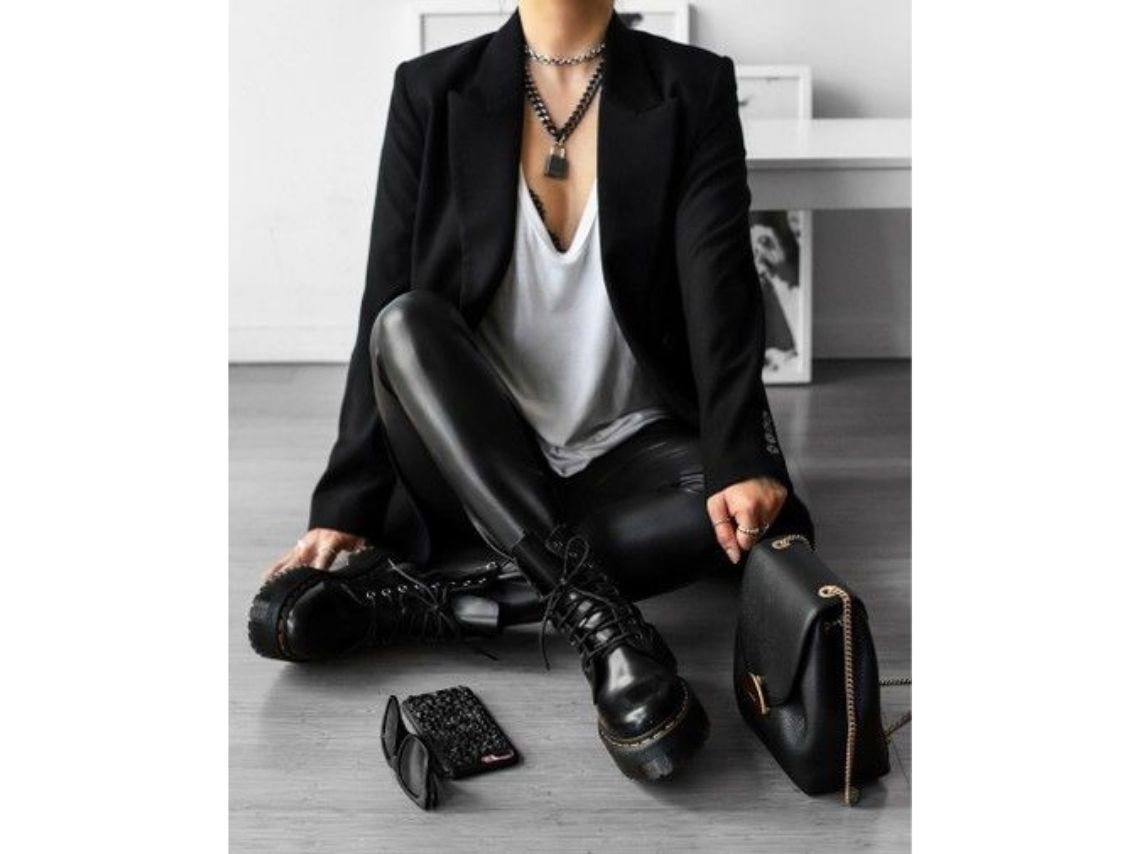 10 outfits con blazer negro para verte elegante y juvenil en la oficina