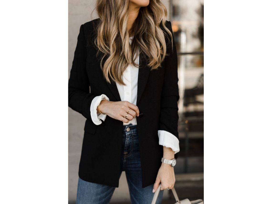 10 outfits con blazer negro para verte elegante y juvenil en la oficina