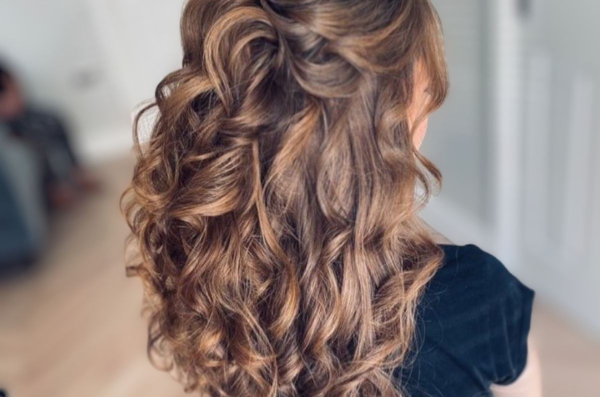 10 peinados elegantes con cabello largo ideales para Navidad