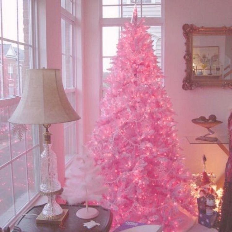 10 árboles de navidad color rosa para que tu casa se vea elegante