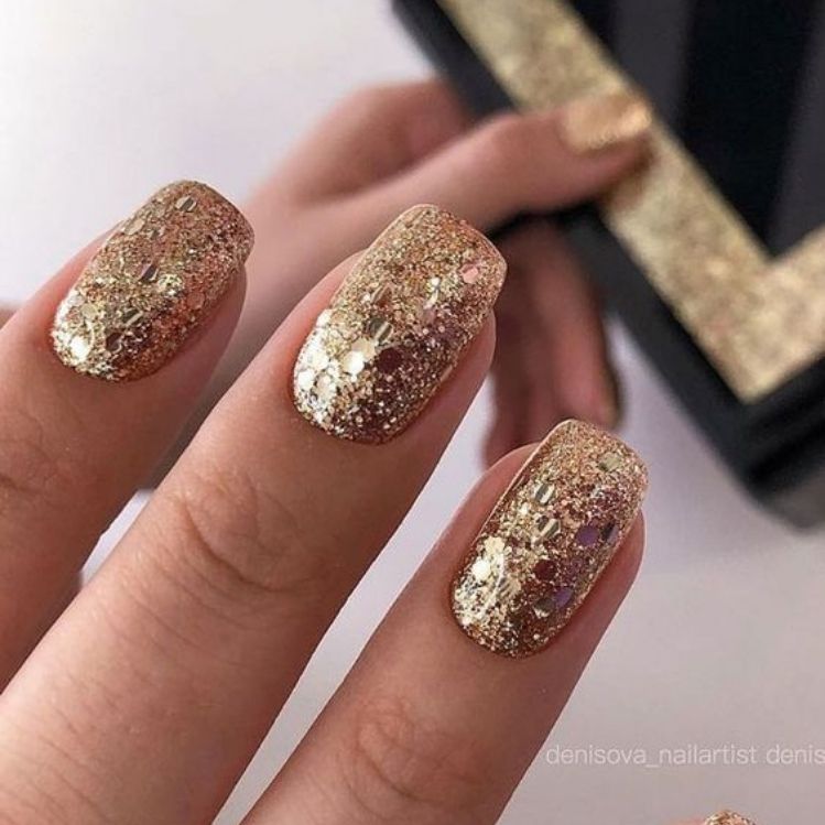 10 diseños de uñas doradas para recibir el Año Nuevo