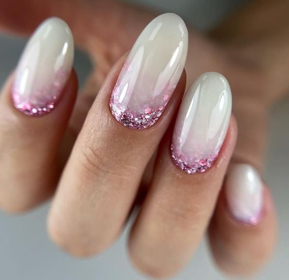 Manicure con glitter para uñas, así puedes lucir la tendencia del