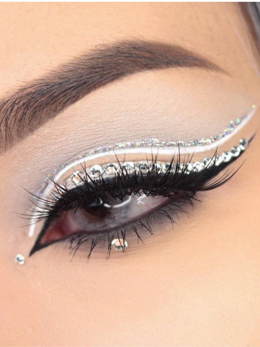 10-maquillajes-brillantes-en-color-plateado-para-resplandecer-en-ano-nuevo-1