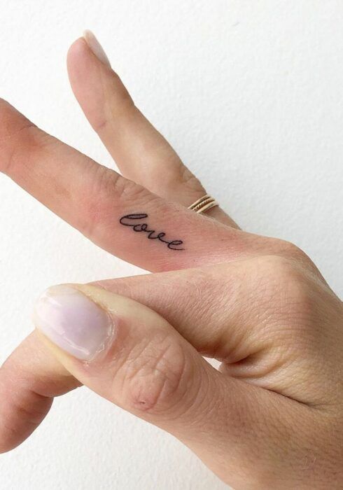 10 tatuajes mini que atraerán la suerte en el amor 6