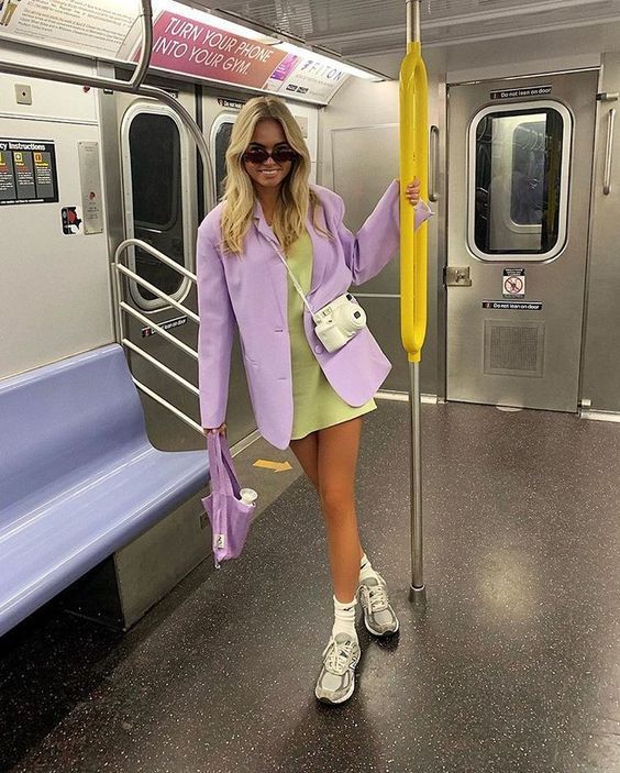 10 outfits color lila que se ven bien para ir a la oficina 7