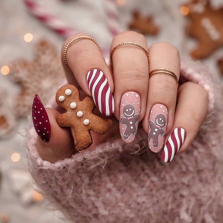 10 diseños de uñas navideñas para las que aman los brillos 4