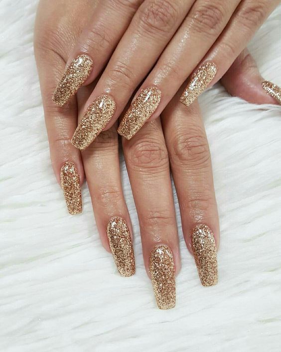 Diseños de uñas con glitter para brillar en temporada de fiestas