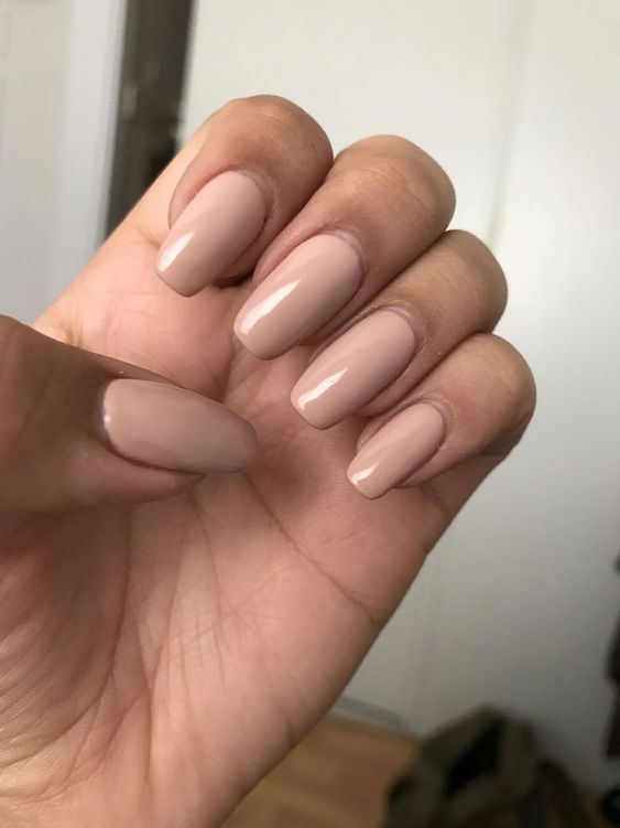 10 ideas de uñas nude ultra elegantes para llevar en invierno 9