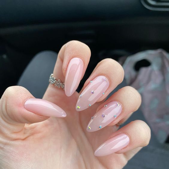 10 ideas de uñas nude ultra elegantes para llevar en invierno 17