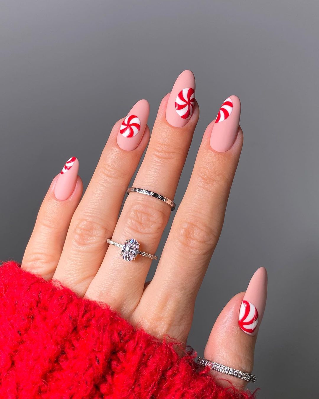 10 diseños de uñas navideñas para las que aman los brillos 7