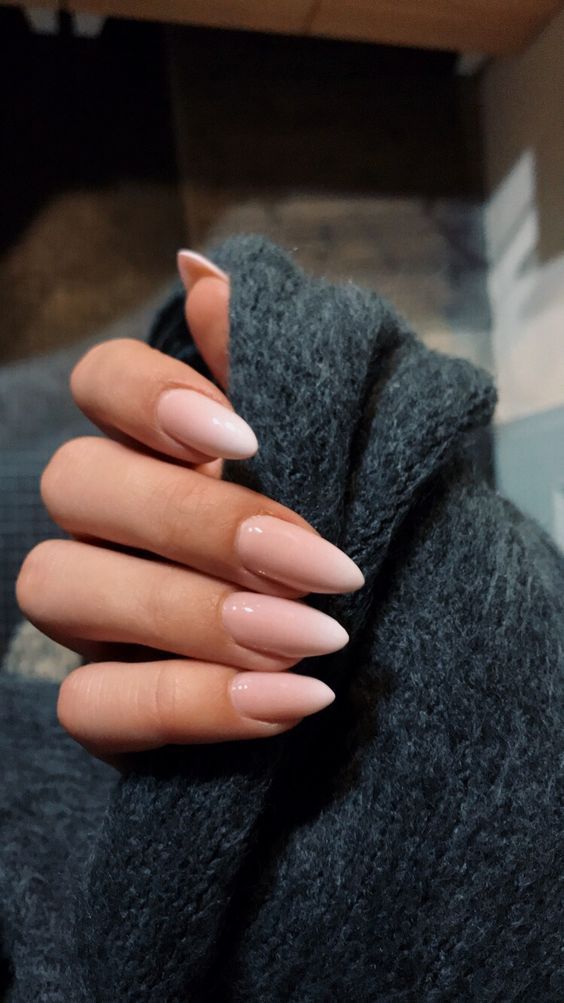 10 ideas de uñas nude ultra elegantes para llevar en invierno 16