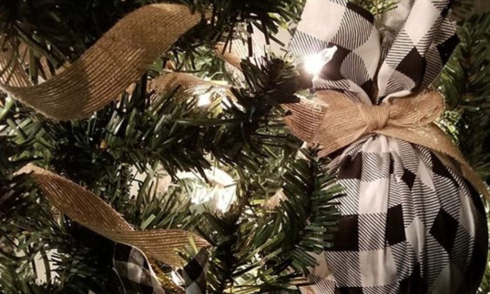 Esferas navideñas envueltas