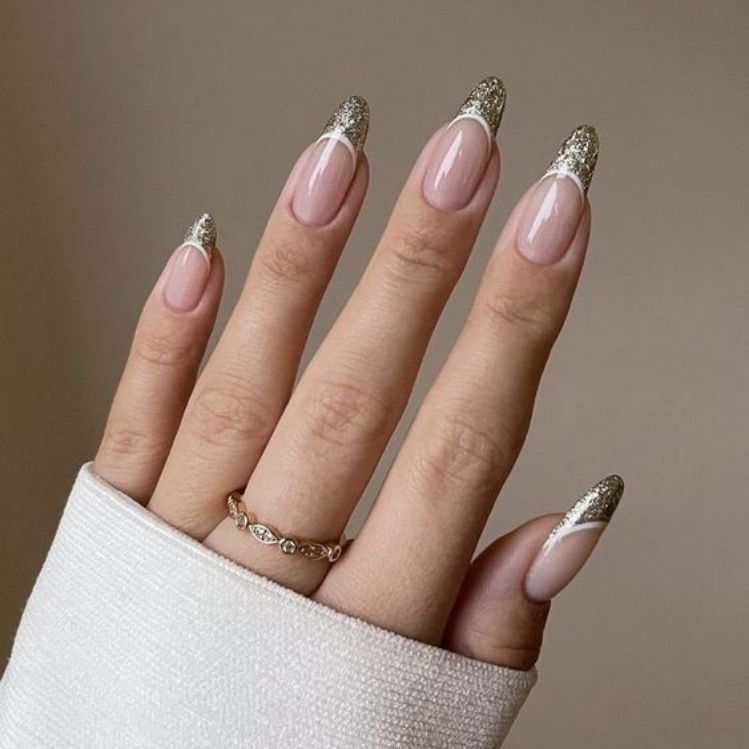 10 diseños de uñas con glitter para brillar en Año Nuevo