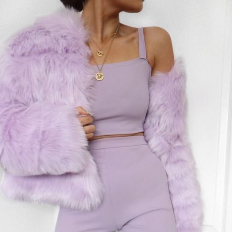10 outfits color lila que se ven bien para ir a la oficina