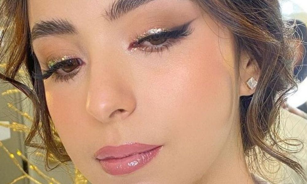 Delineado y glitter dorado