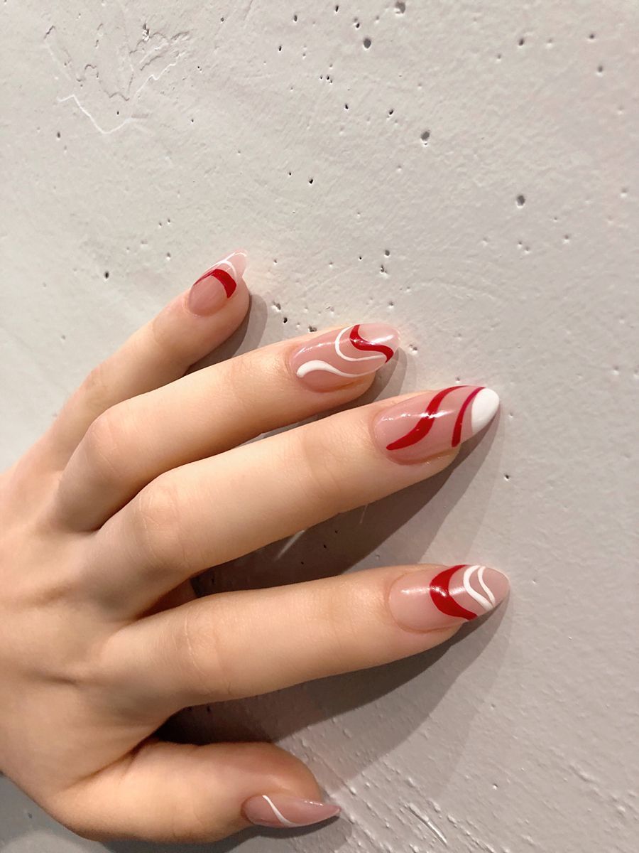 10 diseños de uñas navideñas para las que aman los brillos 8