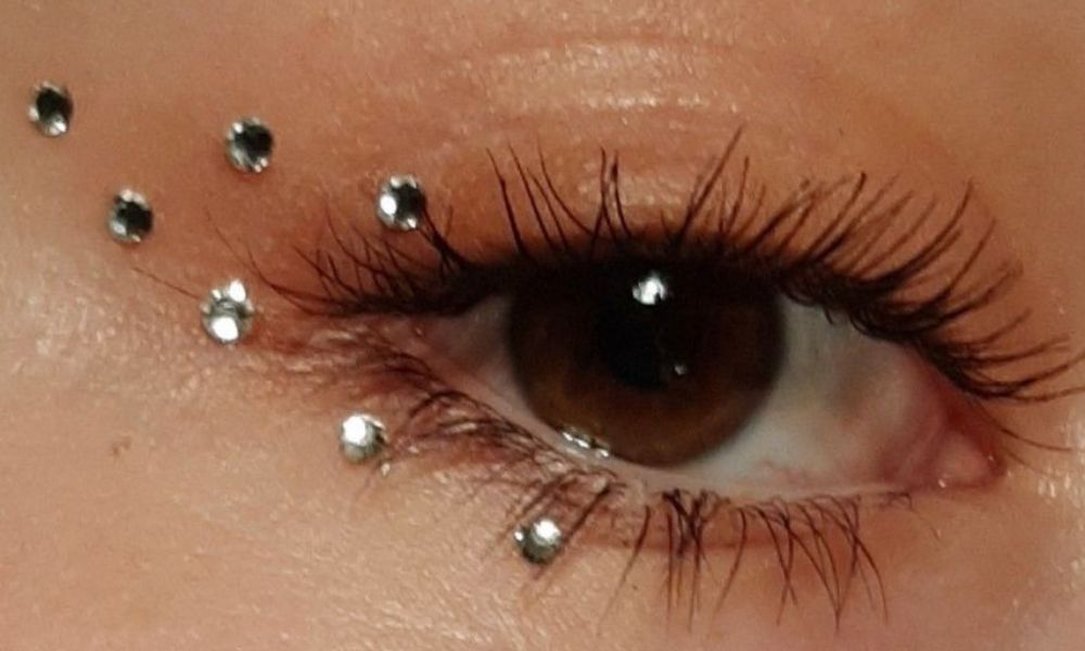Maquillaje para año nuevo, Pedrería sin delineado